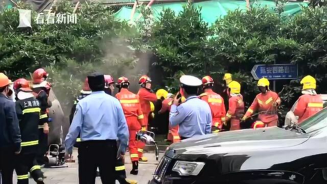 上海昭化路一改造建筑坍塌,消防人员对邻侧小区围墙施行破拆