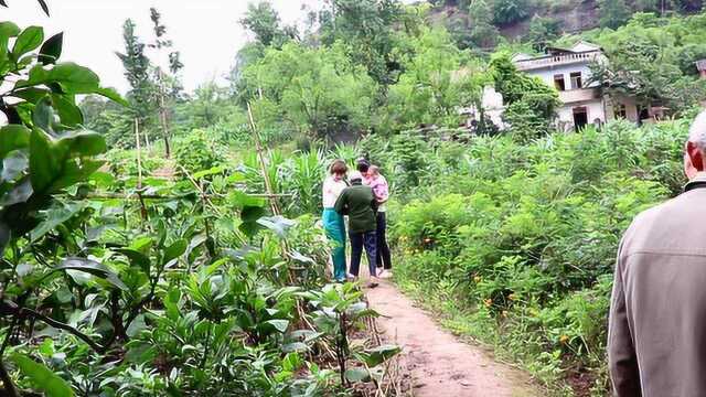 看看在农村是怎么样给孩子过生日的,幺妹儿祝侄女生日快乐!