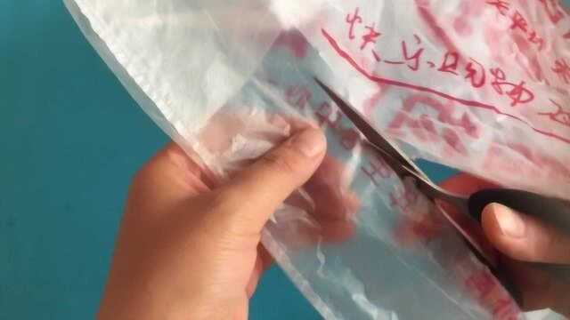 生活小妙招:塑料袋制作一个小马甲,不用担心宝宝弄脏衣服了!