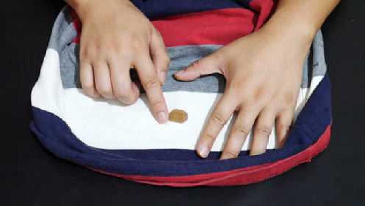 衣服沾上血渍难清洗，教你一招，只需用它搓洗一下，血渍轻松去除_高清