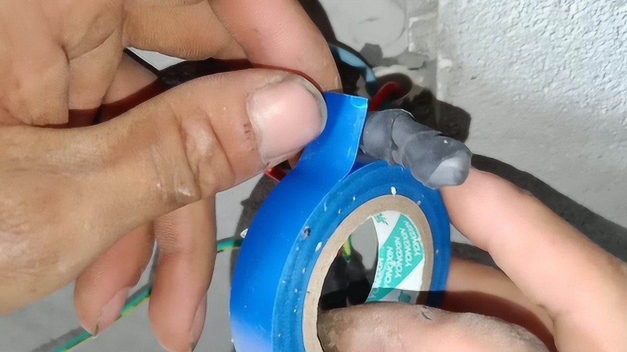 老电工告诉你:电工胶布这样缠轻轻松松用10年,安全耐用不漏电