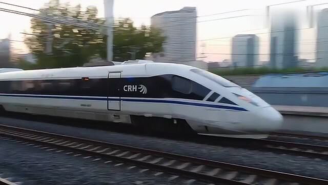 “动驴”和谐号动车CRH5G5227担当D1次,从北京东站两道通过