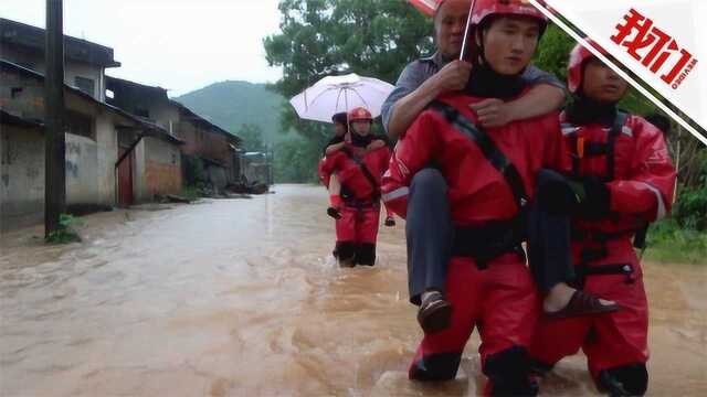 广西兴安县因暴雨出现洪涝多人被困 实拍消防趟水搜救