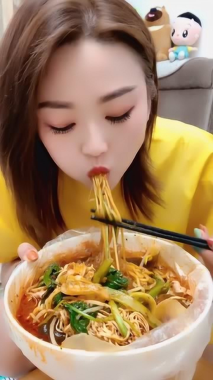 看到美女吃麻辣烫,我也想吃了
