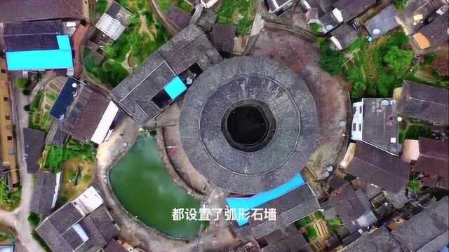 福建山区600年古村藏着一座古老莲花盆土楼 门前还有月牙池