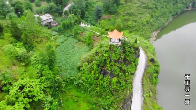 贵州这座本来不起眼的小山尖,建个小亭子后,瞬间就风景如画了