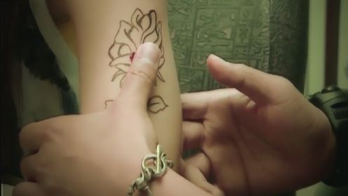 男子给女友纹身，用自己的血当颜料，却不知纹身竟然活了！