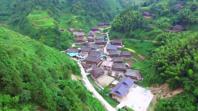 贵州大山里的这个侗族村寨,四面环山,地形好,景色犹如世外桃源