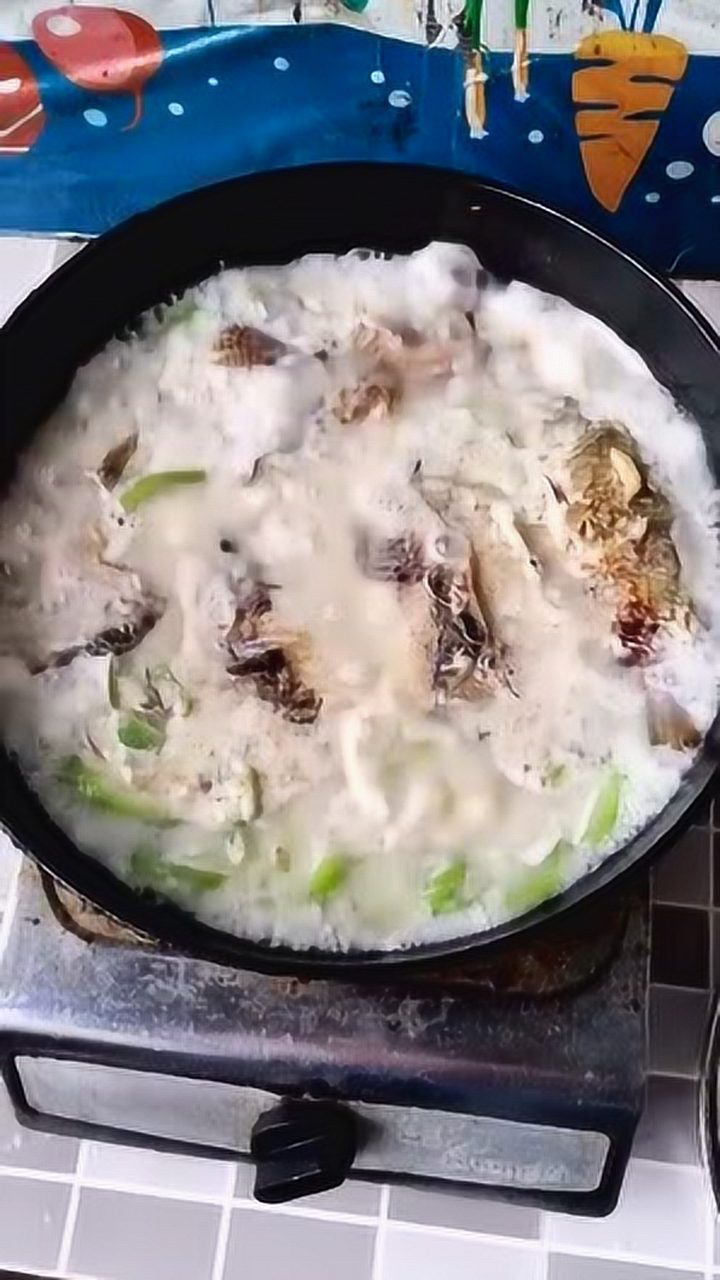 浓浓的早餐鲫鱼罗非鱼汤