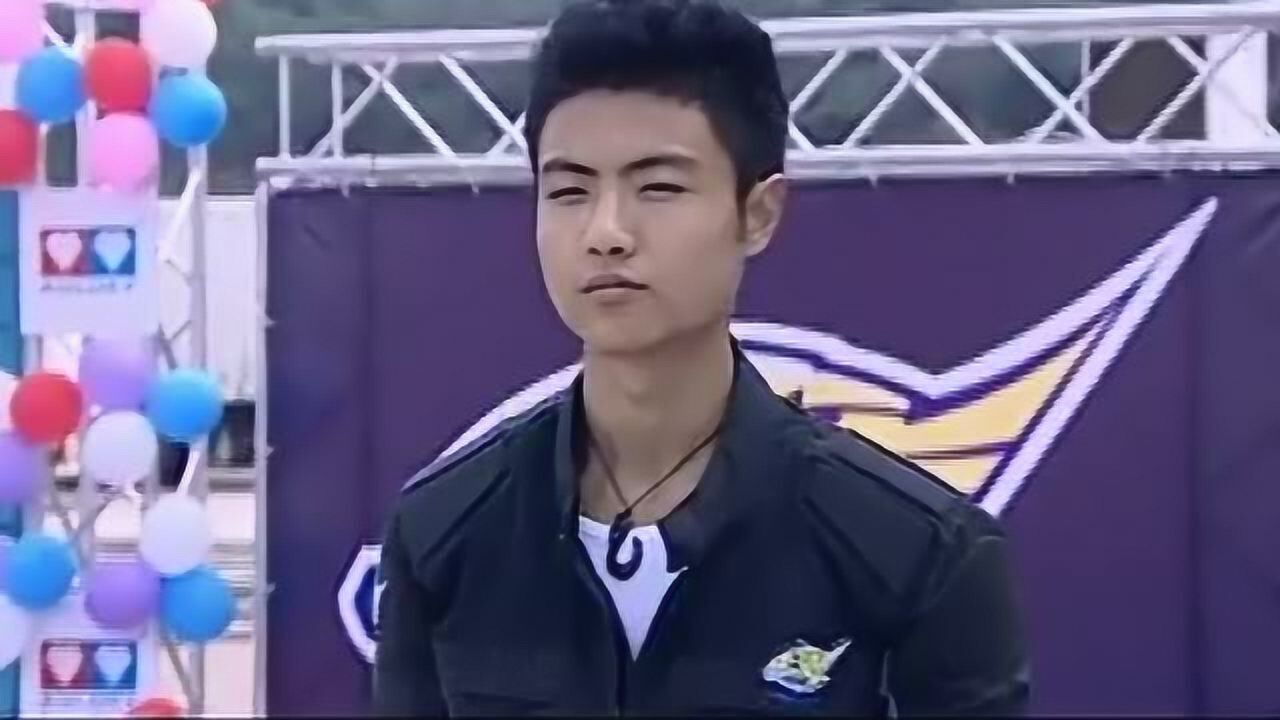 火力少年王凌亮虽然输给了迪兰但迪兰的沙漠之鹰受到了重创