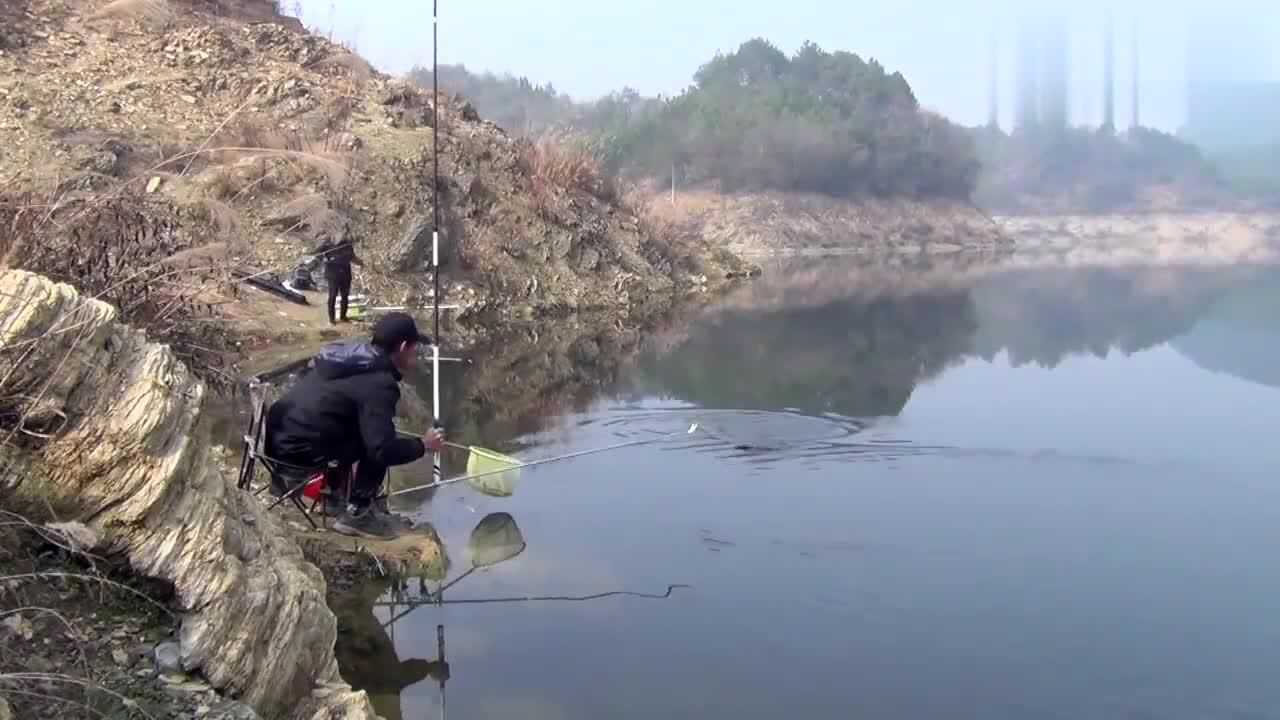 钓鱼大师水库野钓大鲫鱼突然炸水30斤的大鲫鱼上钩了