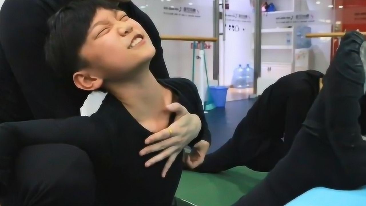 压腿练舞蹈到底有多残酷老师给男孩使劲掰腿这表情说明了一切