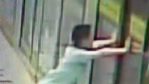 5岁男孩上海地铁强扒地铁门：都是父母粗心惹的祸