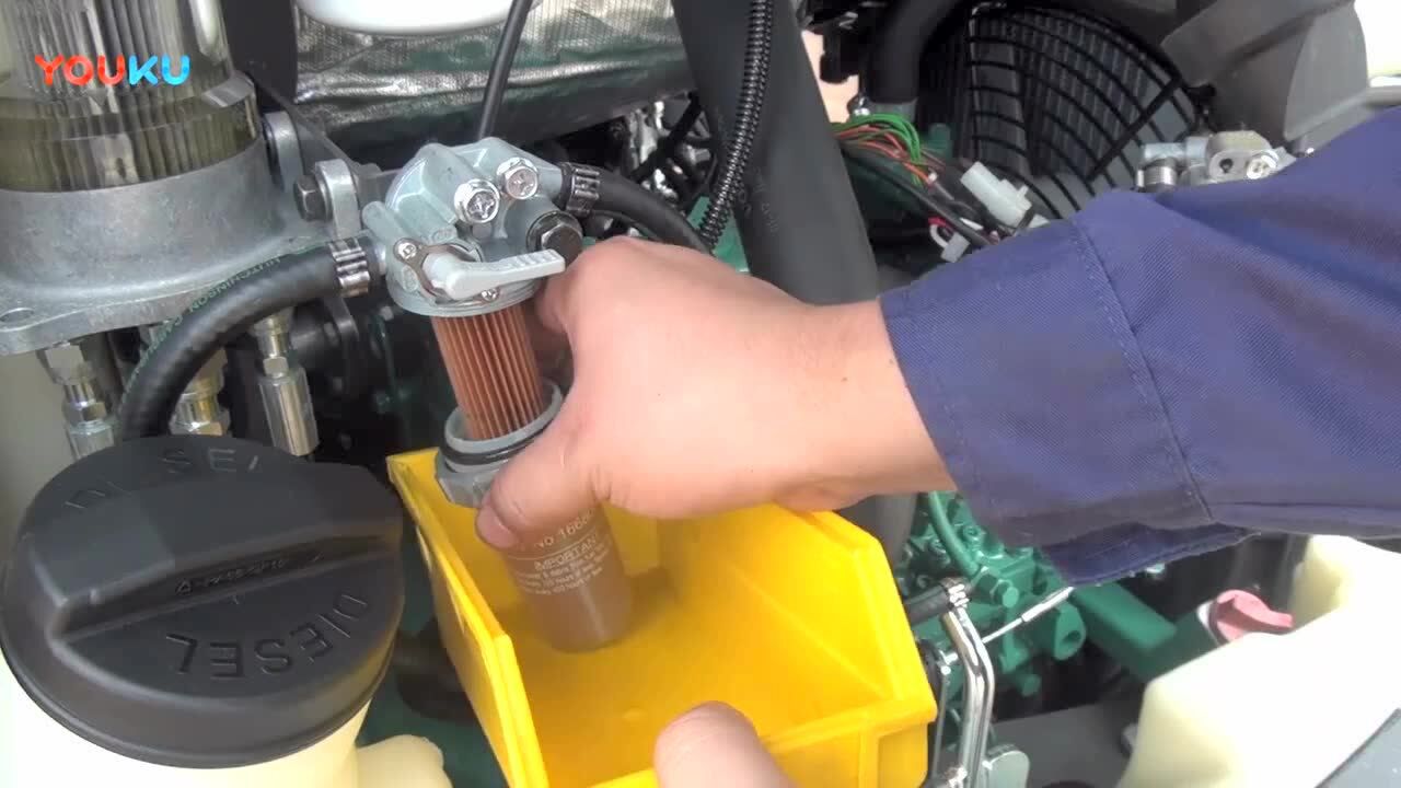 沃尔沃ec18d发动机柴油滤清器更换