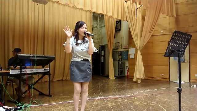 陈莉莉舞台演唱怀旧金曲《一水隔天涯》好听,台下观众如云