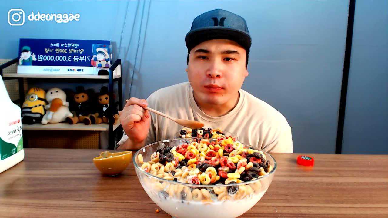 韩国吃播大胃王豪放派donkey弟弟吃水果巧克力饼干泡牛奶