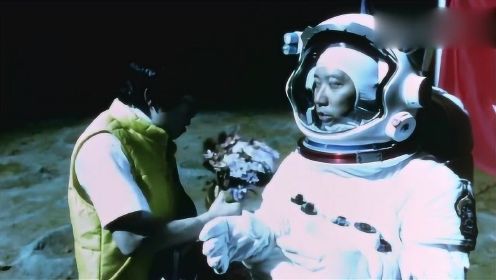 宇航员成功登上月球，突然出现个小伙给他献花，送外卖的？