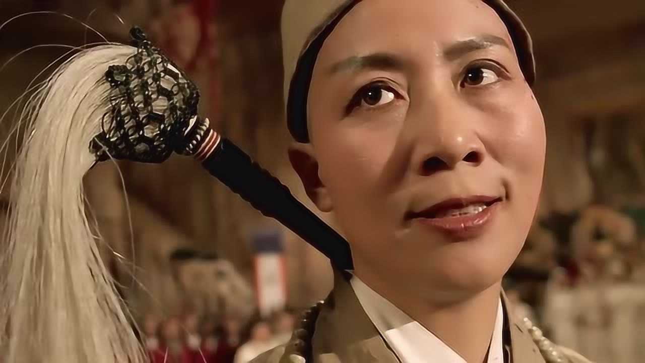 灭绝师太手持倚天剑,众人赶紧给她腾地方,气场太强!