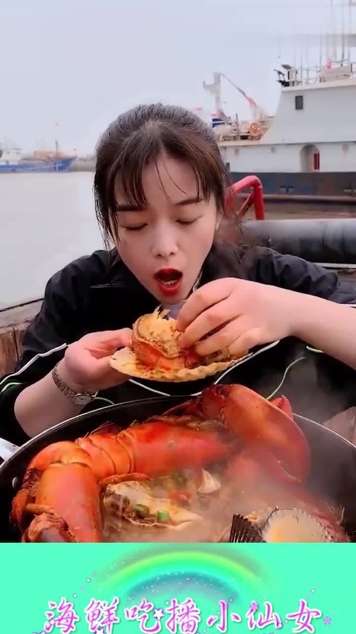 渔民小姐姐直播吃海鲜大乱炖,大扇贝真过瘾,是我向往的生活