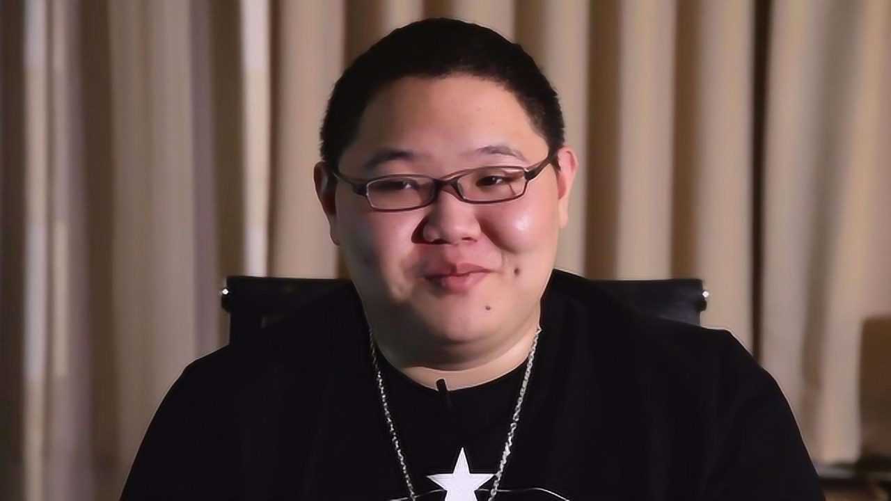 pdd直播户外狮皇亮瞎眼的造型出镜笑点十足