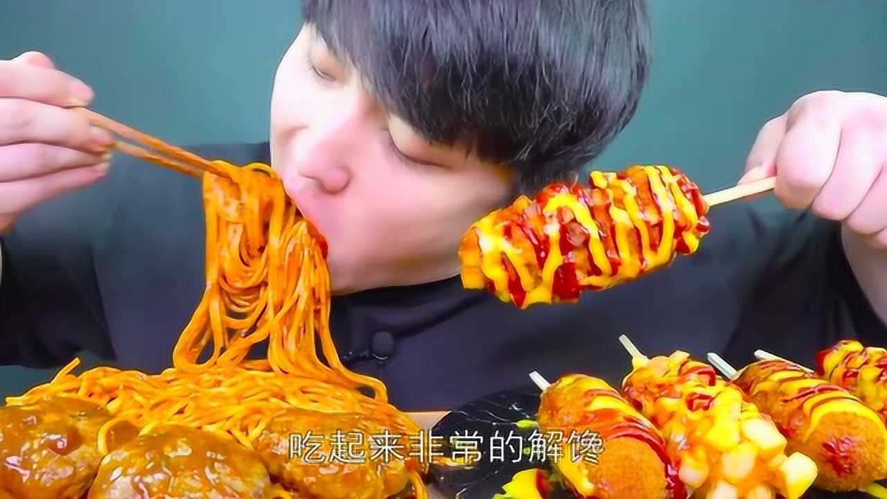 大胃王左手芝士热狗棒右手火鸡面这嘴得多大啊