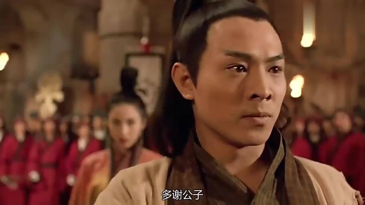 张无忌使出乾坤大挪移夺走倚天剑然后狂扇灭绝师太的嘴巴