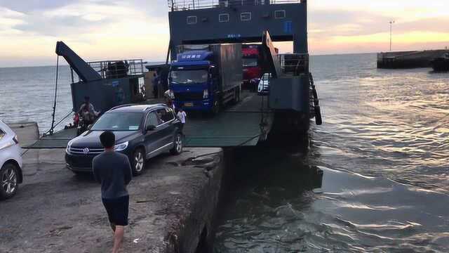 没有桥的海岛如何过,几十辆车成排结队,阿兴带你岛屿赶海