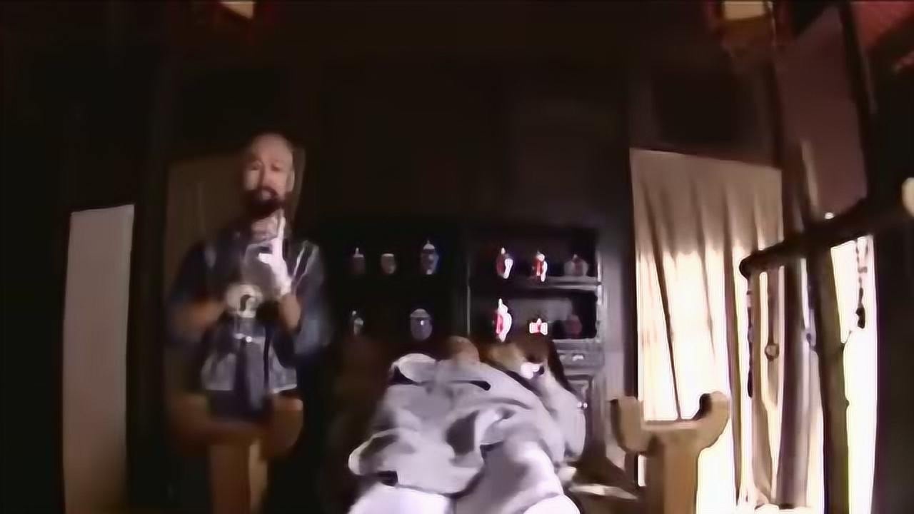 男子在净事房看得津津有味，下一秒就被强行阉割当太监，刺激啊_高清