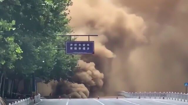 为什么好好的地面突然坍塌?老外还原地下场景,太震撼了!