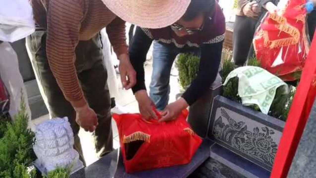 农村葬礼:骨灰盒下葬规矩也复杂,上下三层都摆放的啥?