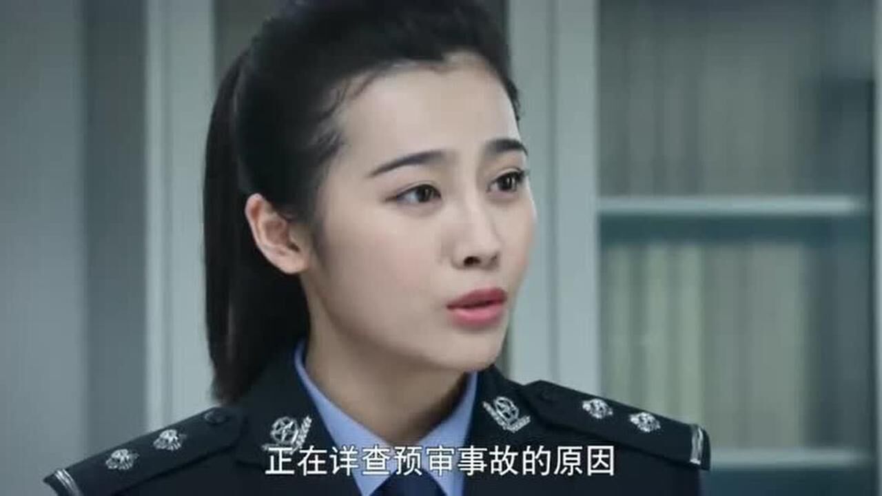 警察锅哥锅哥自封称号吉祥三宝美女只好在一旁笑