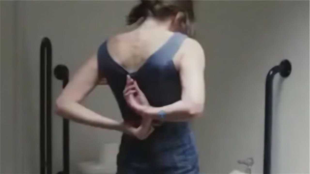 穿连体裤的女生，尿急时怎么上厕所？看完全程后笑到停不下来_高清