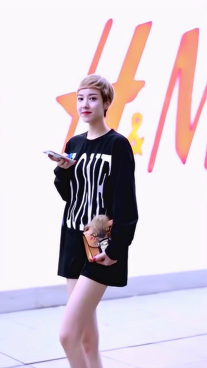 完美的短发女孩董娃娃