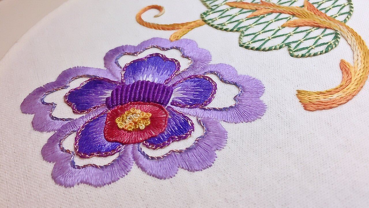 刺繡紫花的花蕊部分,卷針繡,釦眼繡,法國結粒繡都用起來,太棒