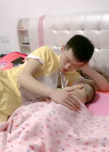 男人贤惠起来女人就要下岗老公躺在床上喂着娃孩子有奶便是娘