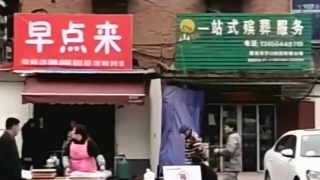 小区楼下新开了两家店铺,把店名连起来读很有意思,网友:太吉利