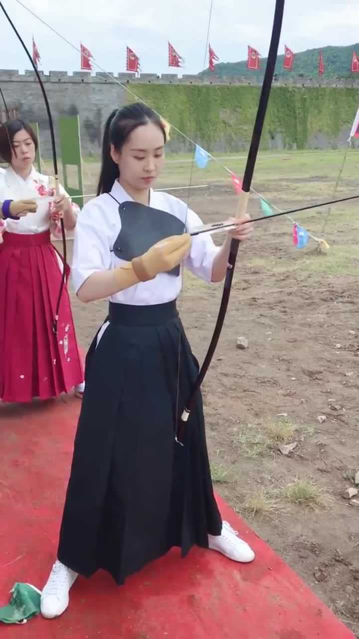 美女弯弓射箭姿势标准优雅网友中箭了