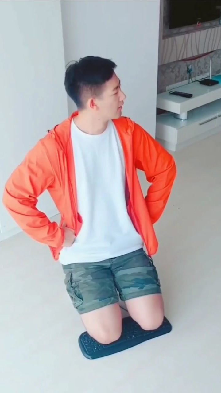 七尺男儿跪键盘委屈也往肚里咽