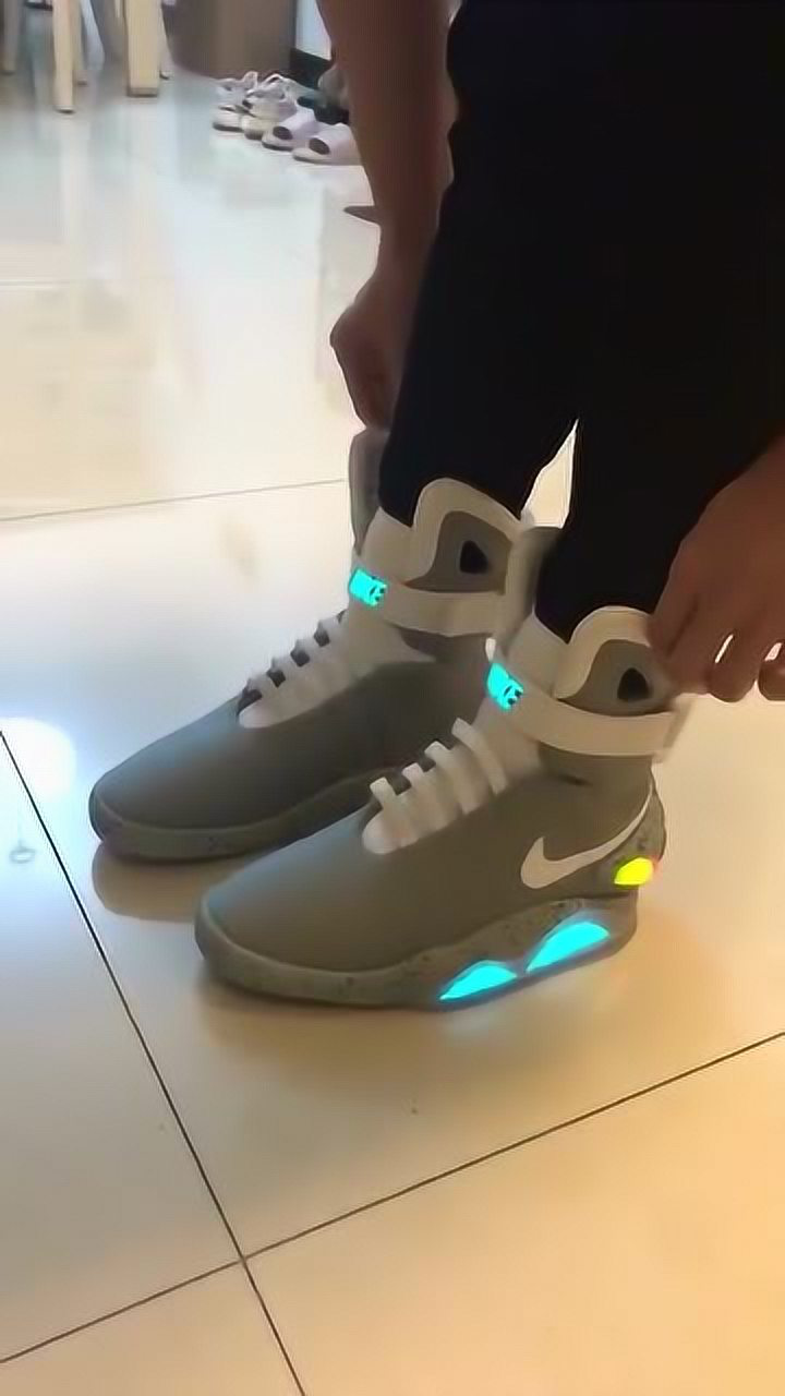 回到未来中的鞋,充满高科技,还能自动系鞋带!_腾讯视频