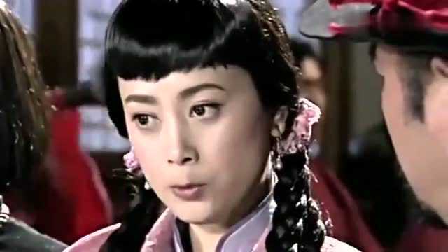 地痞恶霸抢了两女孩当姨太太,当他知道女孩背景后差点吓坏!