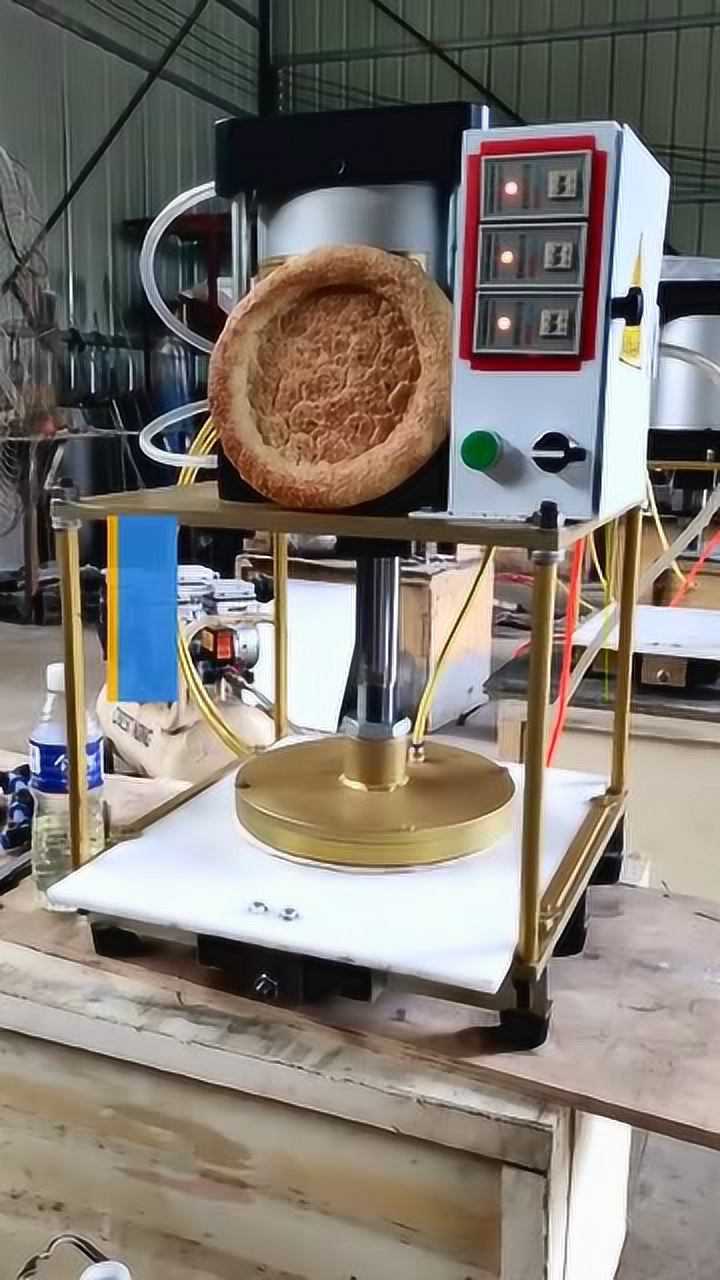 专门压饼子的机器三秒就做出来一个真是太省时了