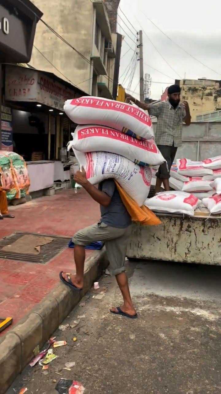 这个男人肩膀上扛着一个家庭,扛鋈硕荚谖松疃