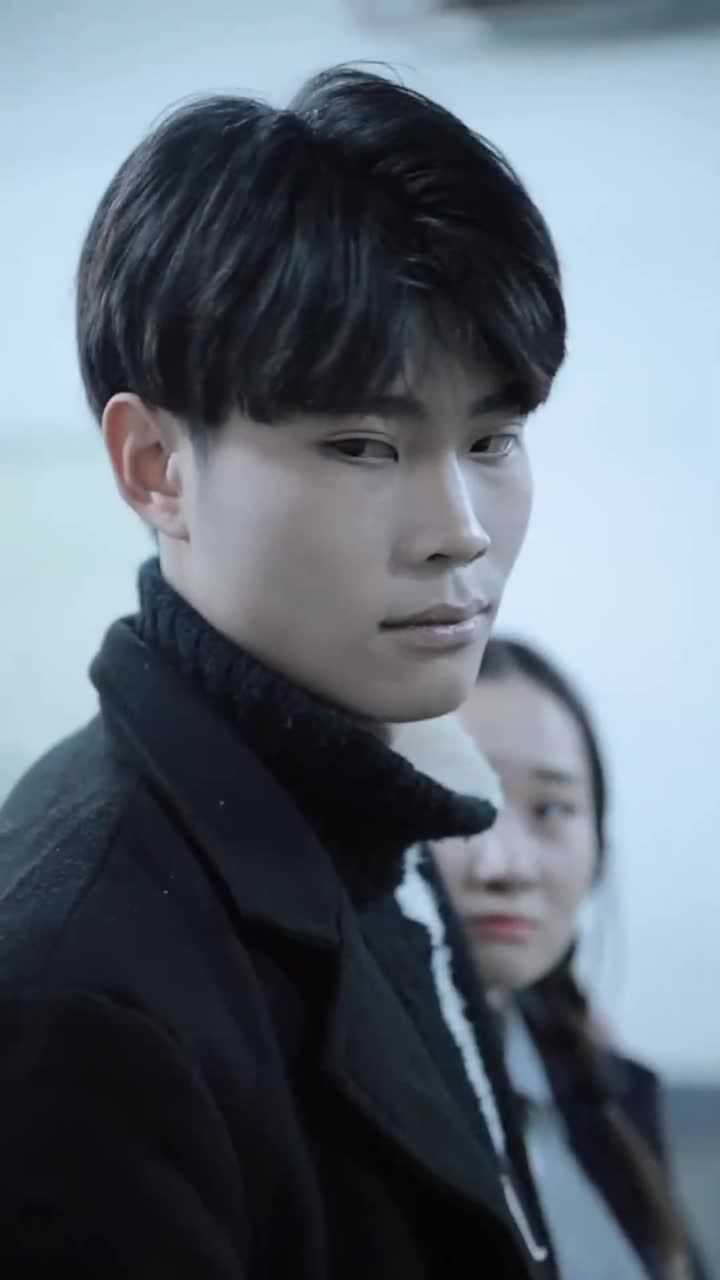 女孩被欺负幸好男神登场一个系鞋带的举动就吓到嚣张男