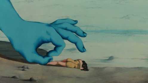 女子遇到神秘蓝色巨人，一个手指就能把人弹飞，还把人类抓去当宠物