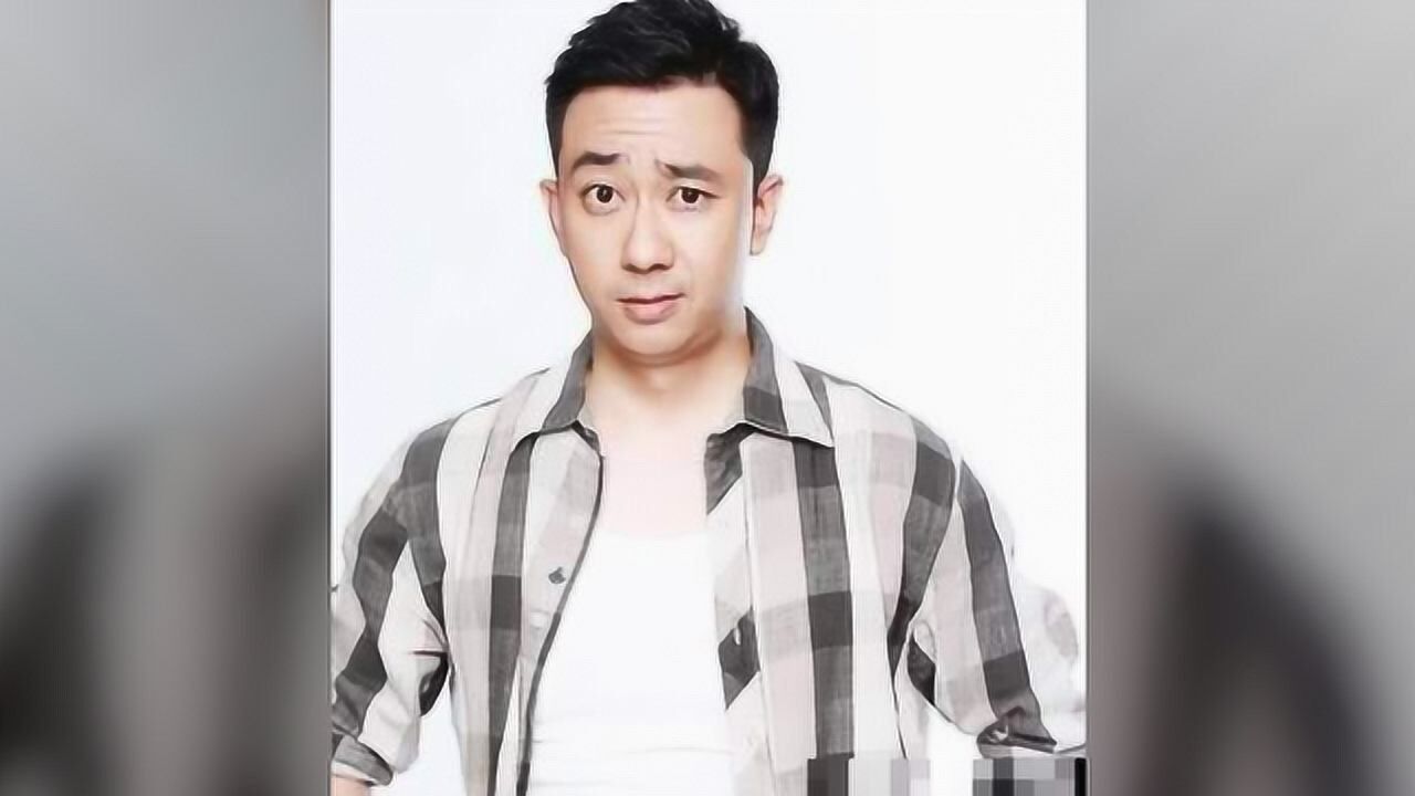 他曾是脱口秀主持人,电视剧中的角色也是女强男弱,遭遇让人心疼