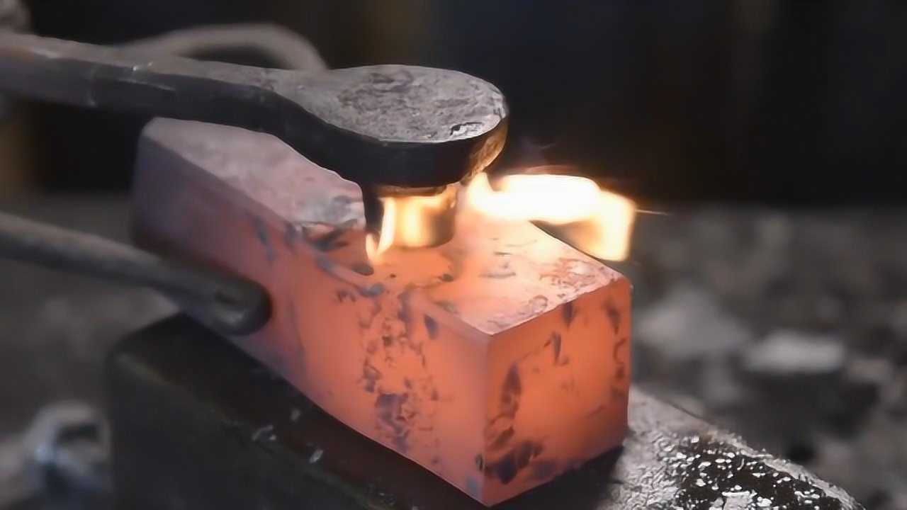 古时候铁匠是怎么锻造一把锤子的?国外爷爷辈铁匠全程展示!_高清1080P在线观看平台_腾讯视频
