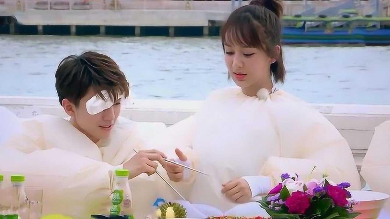 王俊凯分给杨紫一根筷子,二人分别用一根筷子吃东西,真是可怜!