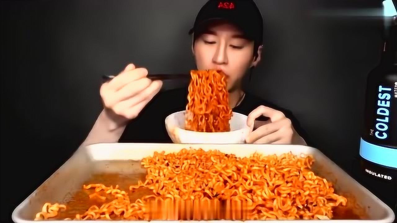 韩国吃播:小哥哥吃2倍辣的火鸡面,快要辣哭,这是在拼命啊!