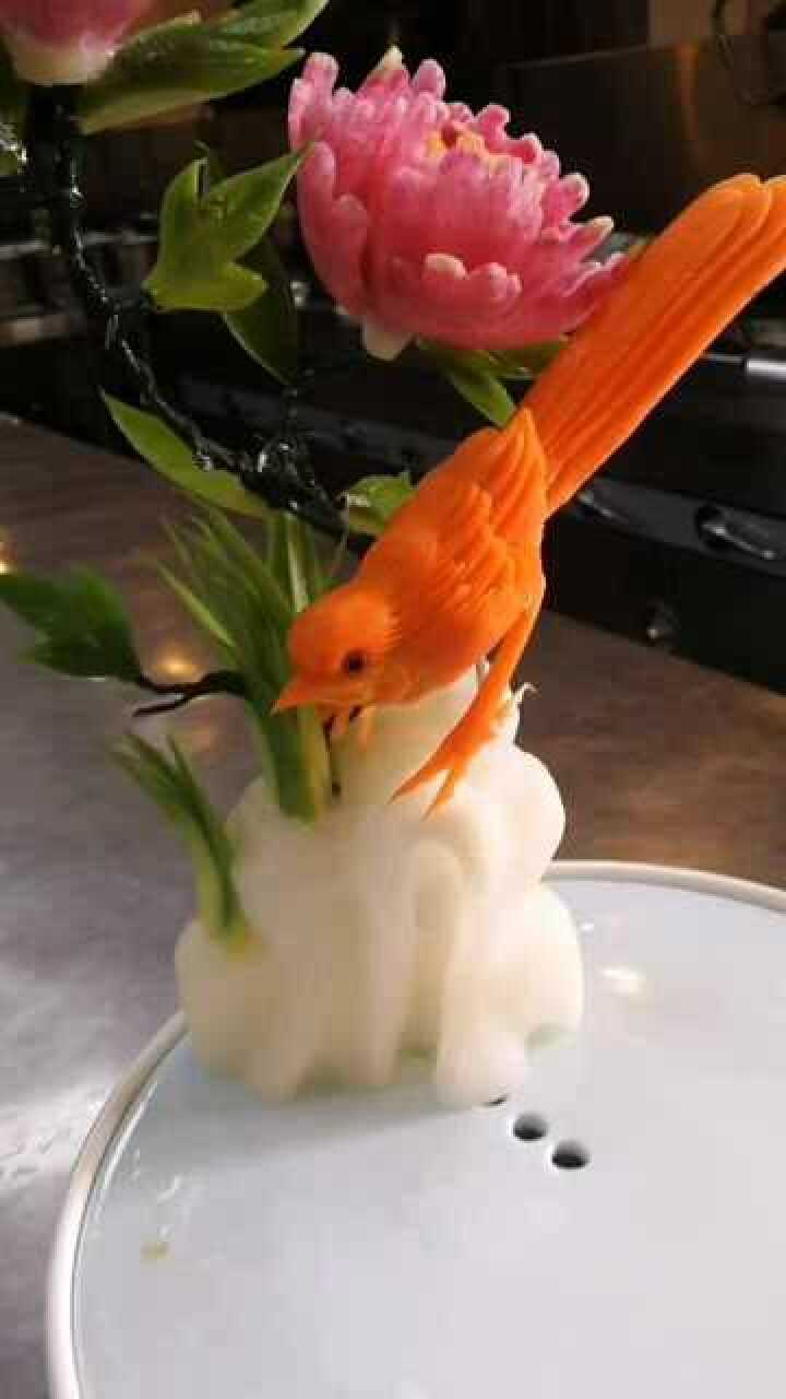 食雕小盘头胡萝卜雕刻牡丹花下小麻雀