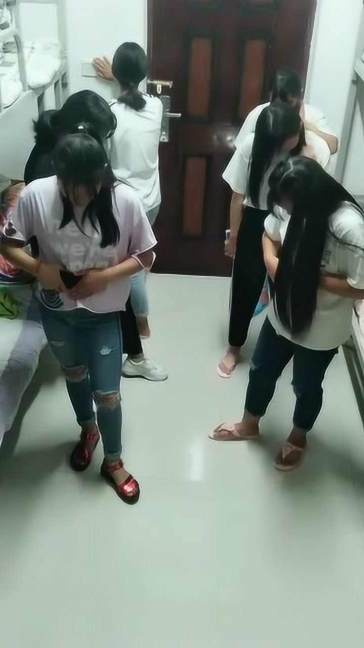 夜晚的女生宿舍,没一个是正经的,这一幕,也是没谁了!